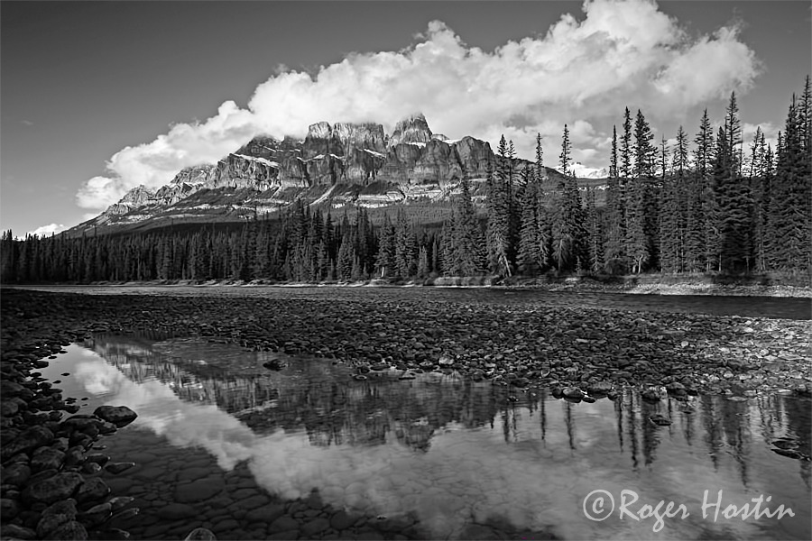 WEB BW 2010 11 08 Castle Mountain and the Bow River 99